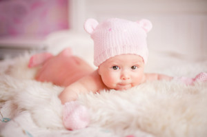 baby mit rosa mütze